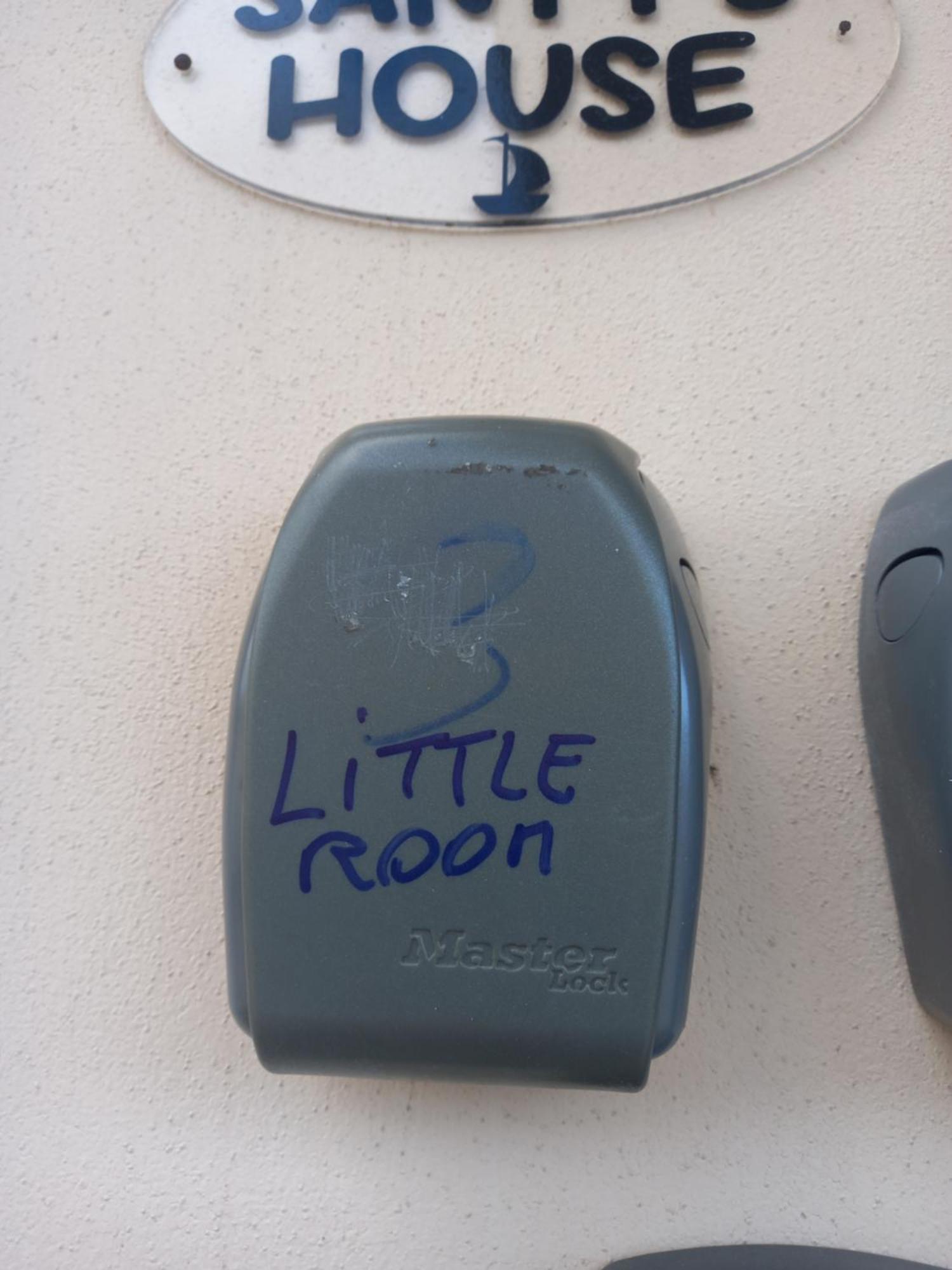 A Santy'S Rooms-Bagnocondiviso Sharedboth Room2Piano-No Lift-3Chilom A Piedi Xaeroporto-A Pagamento Shuttle Air Condizextra Bed Extrabed For A Fee-3 Minuti Bus Xfieradiroma-10 Minutes Stop Bus To Rome In50 Minutes Trafficpermitting Are You To Rome Fiumicino Chambre photo